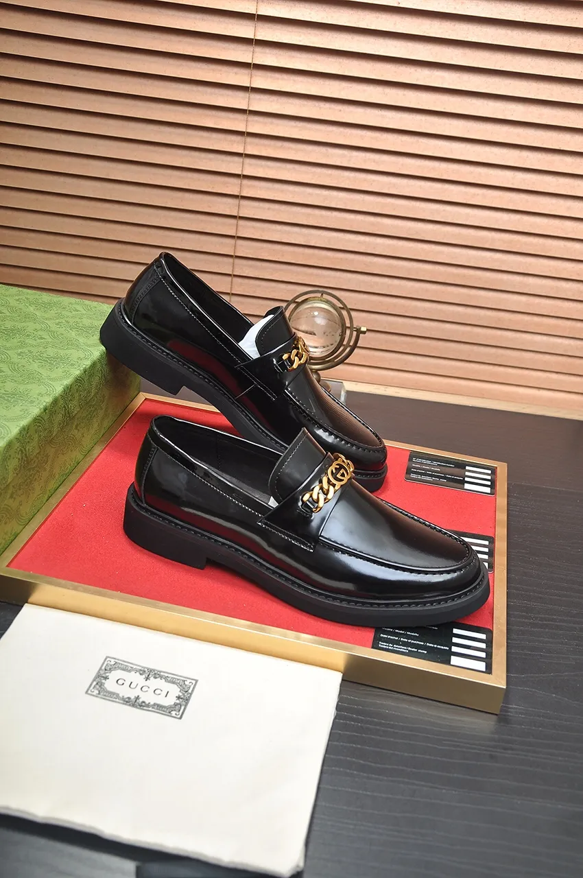 Men's shoes💰540💶Italy's top luxury men's shoe giant (GUCCI) (Gucci) (full cowhide lining) new arrival🍃Original European style🔰 Pleasant to the eye😍In order to make the shoes more durable and non-deformable🌀The production continues to follow traditional methods but there is still no lack of innovation💪Choose original sheepskin for the leather♻️ Smooth and natural And extra bright ⭐Made of imported cowhide, the first choice of rich people 38-45 (45 customized)